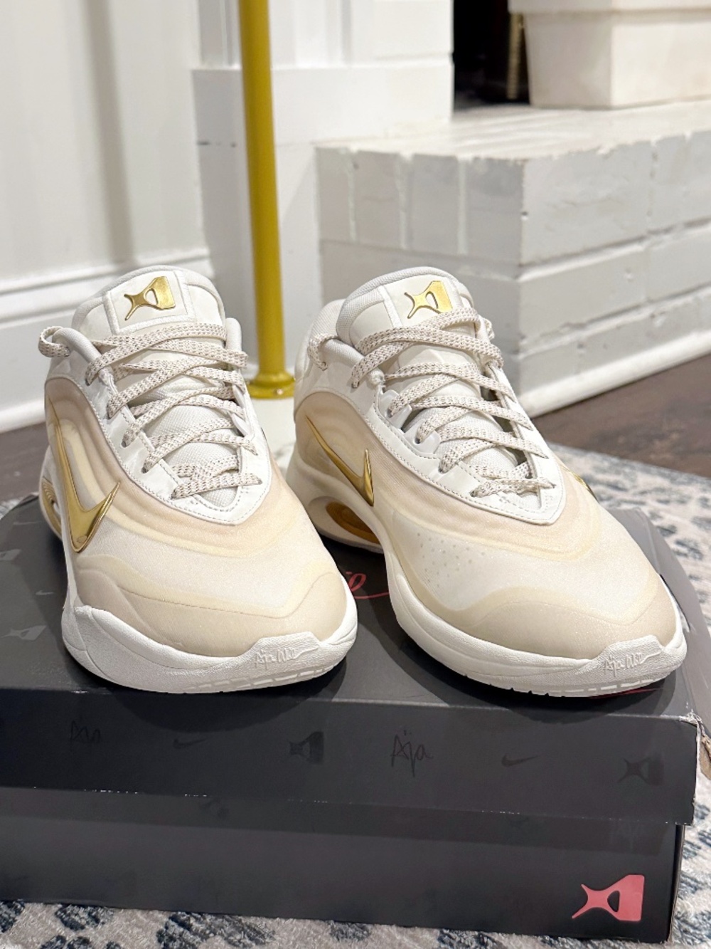 Nike A'One Basketball Shoes Sail/Metallic Gold Size 9 - Picture 3 of 10